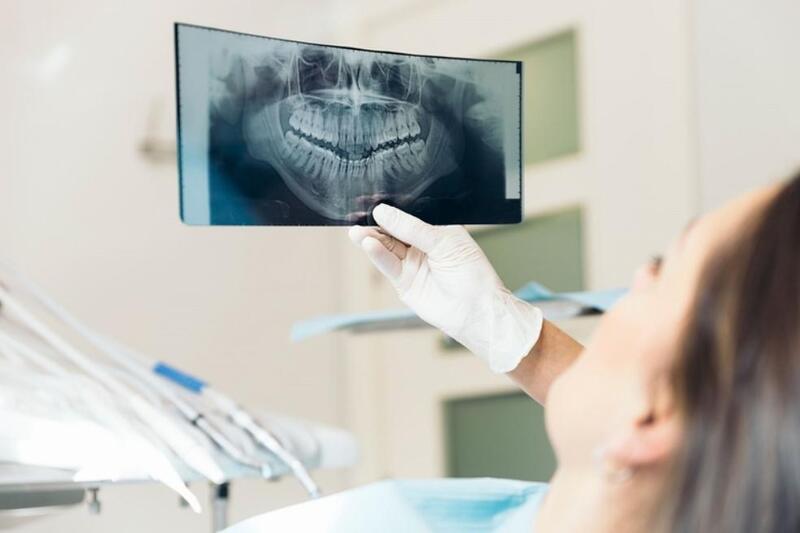 Thăm khám và chụp X-quang